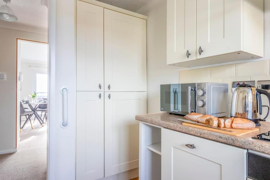 Panoramic Sea View Apartment Sleeps 4-Free Parking Борнмут Екстер'єр фото