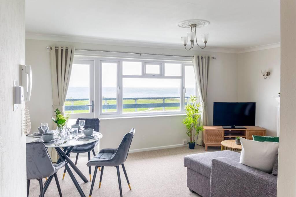 Panoramic Sea View Apartment Sleeps 4-Free Parking Борнмут Екстер'єр фото